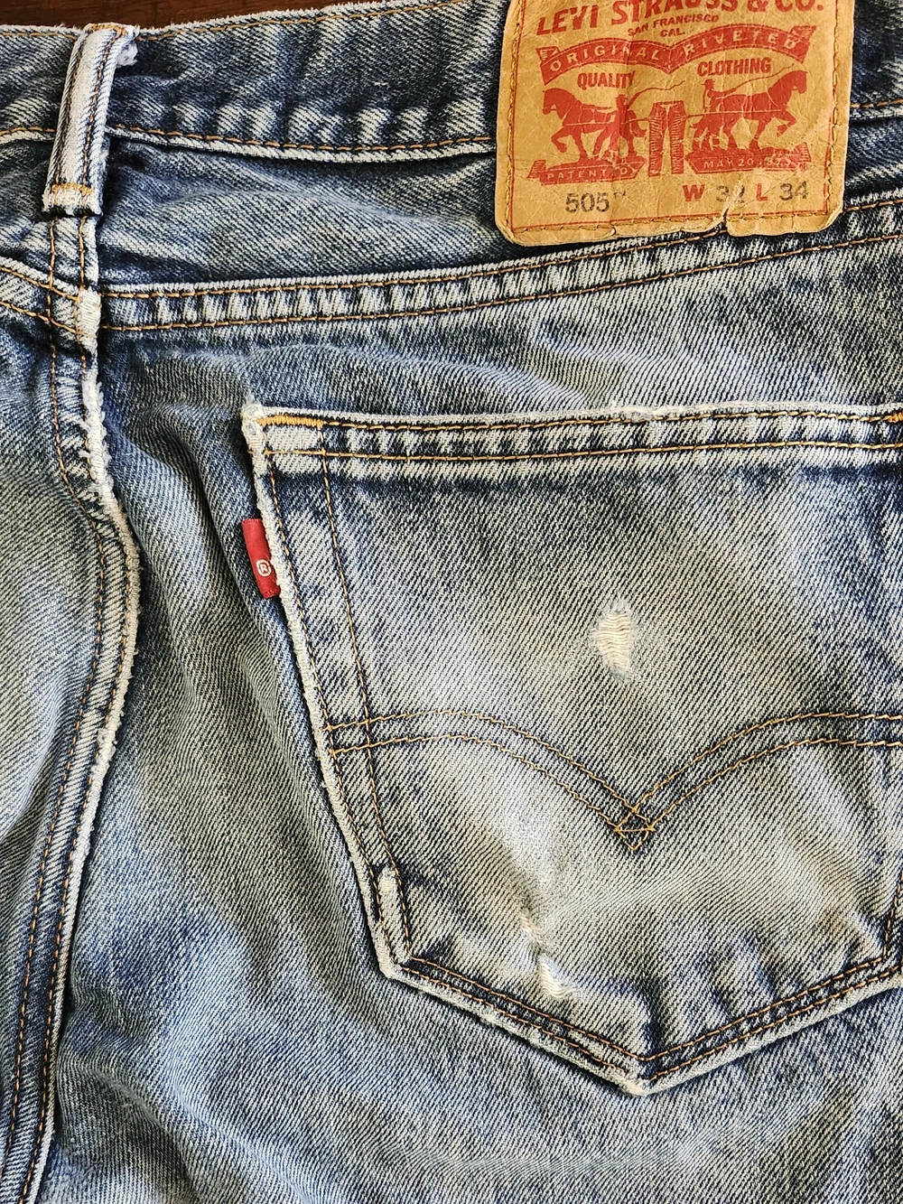 Men's Levi's Light Blue Straight Jeans with Subtle Distressing
